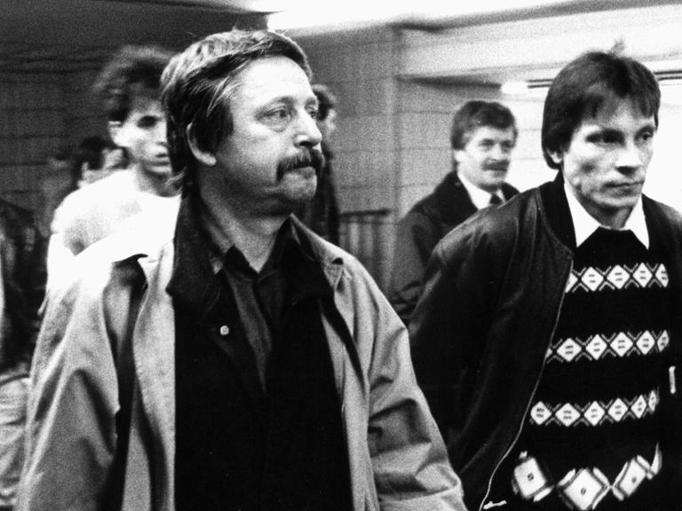 Zu sehen sind Wolf Biermann (l.) und Ralf Hirsch (r.) am Grenzbahnhof Friedrichstraße in Berlin. Ihnen wird die Einreise nach Ostberlin verweigert.