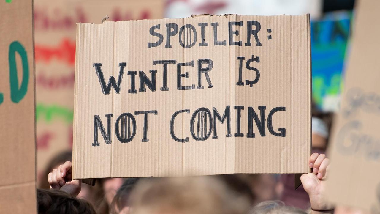 Das Foto zeigt ein Plakat mit der Aufschrift "Spoiler: Winter is not coming" auf einer Demonstration von Fridays for Future in Dortmund.