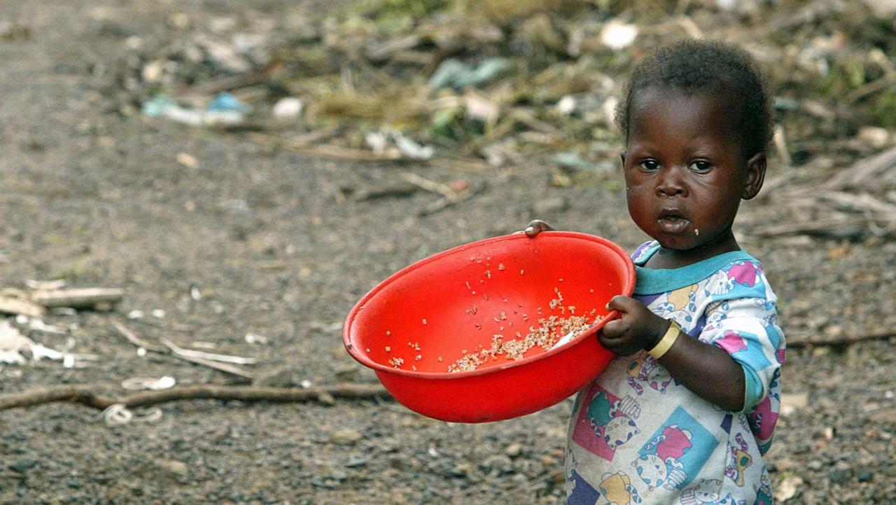 Ein kleiner liberianischer Junge trägt am 15.10.2003 im Coneka Flüchtlings-Camp nahe Monrovia eine leere Schüssel, aus der er zuvor Reis gegessen hat. Trotz der Hilfsmaßnahmen gegen den Hunger in Liberia, leidet ein Großteil der Bevölkerung an Mangelerscheinungen und Unterernährung. An die katastrophalen Zustände in vielen Ländern der dritten Welt erinnert der Welthungertag am 16. Oktober.