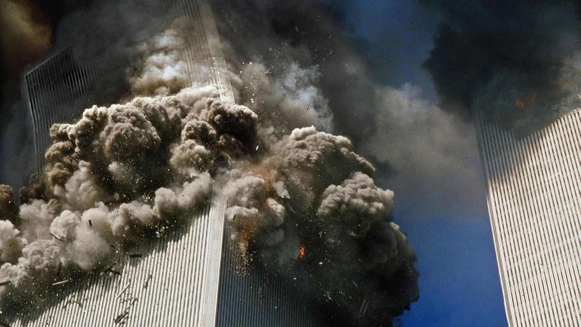 Der südliche Turm des WTC stürzt ein, New York City, 11. September 2001. Der südliche Turm des WTC stürzt ein, New York City, 11. September 2001.