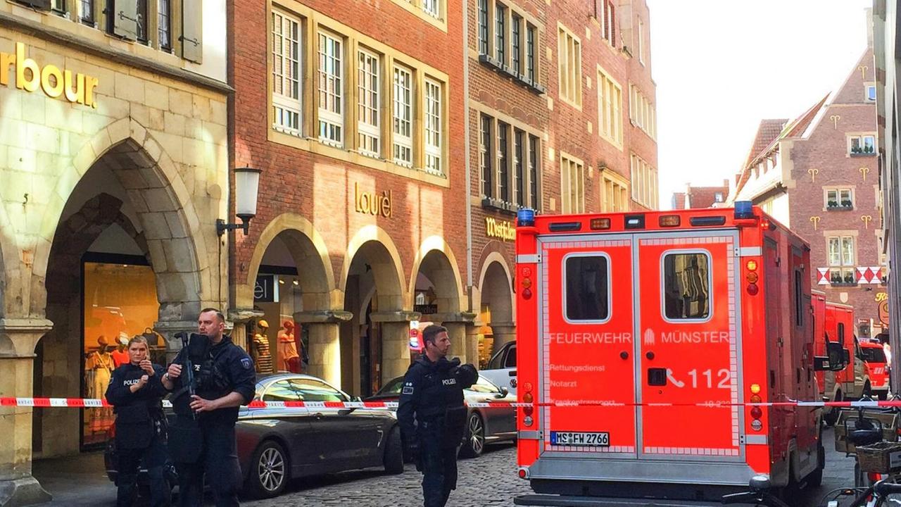 Fahrzeuge der Feuerwehr stehen in Münster in der Innenstadt. Fahrzeuge der Feuerwehr stehen in Münster in der Innenstadt.