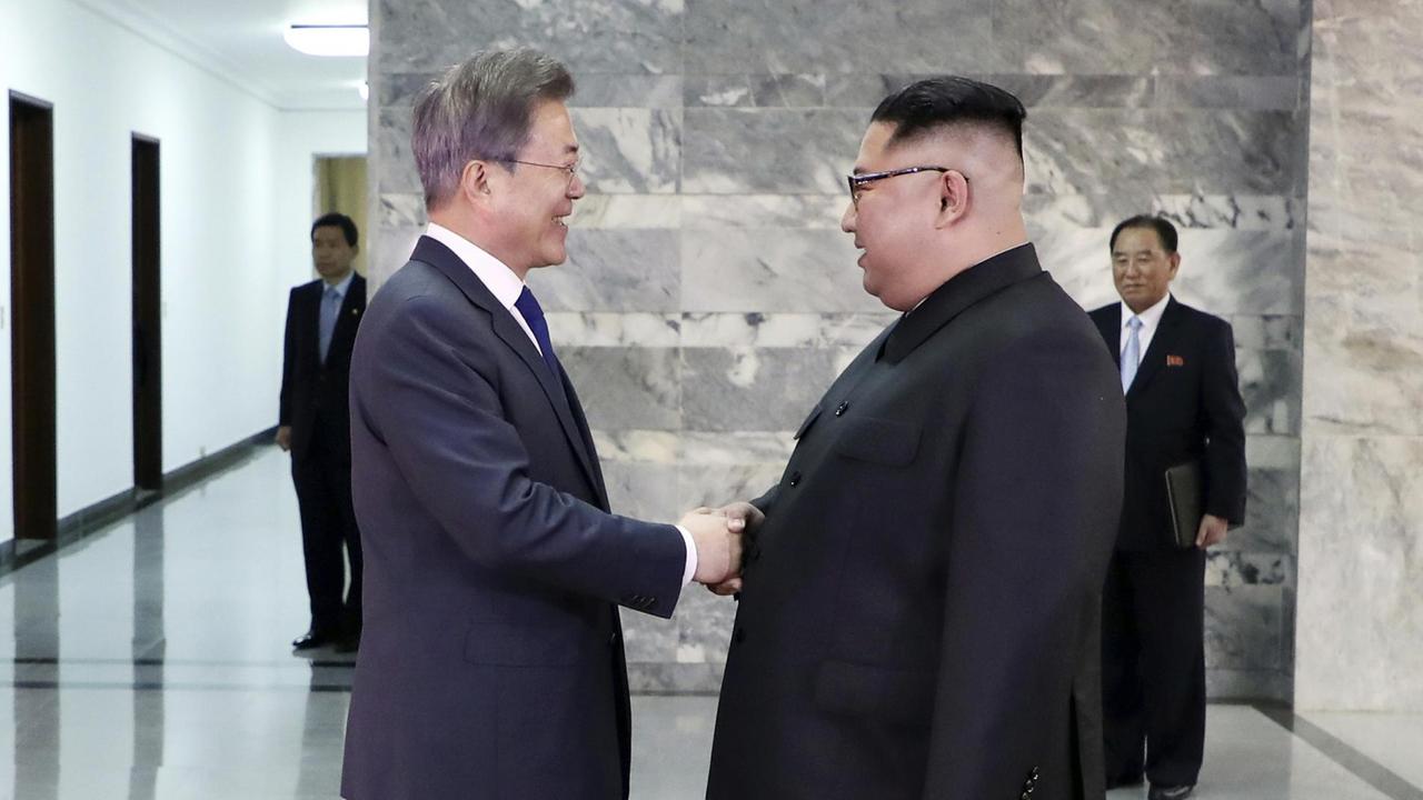 Dieses vom Blauen Haus, dem südkoreanischen Präsidialamt zur Verfügung gestellte Foto zeigt Kim Jong Un (r), Machthaber in Nordkorea, und Moon Jae In, Präsident von Südkorea, die sich bei einem zweiten Treffen auf der nördlichen Seite der Grenze in der demilitarisierten Grenzstadt Panmunjom die Hand geben.