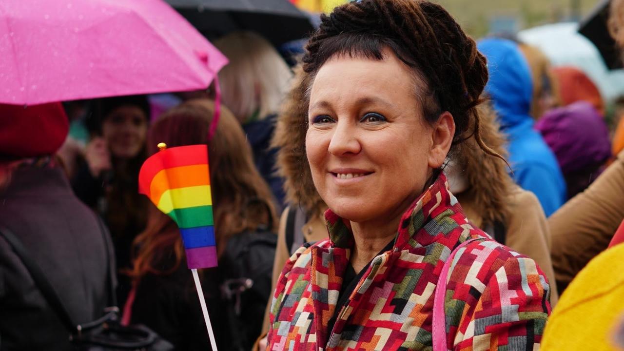 Die Schriftstellerin Olga Tokarczuk mit einem Regenbogenfähnchen inmitten anderer Teilnehmer des Equalitiy-Marsches in Wroclav im Oktober 2019.