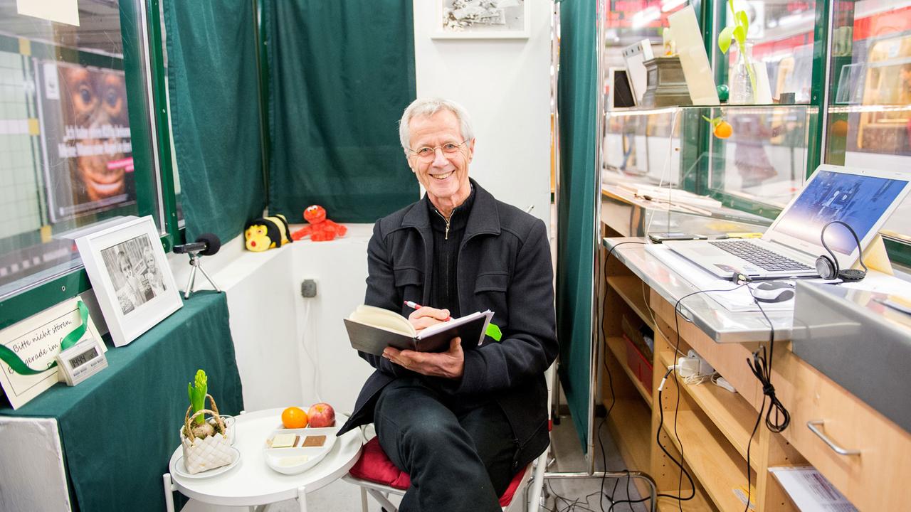Christoph Busch in dem ehemals verwaisten Kiosk: Beim Zuhören macht er sich Notizen Christoph Busch in dem ehemals verwaisten Kiosk: Beim Zuhören macht er sich Notizen