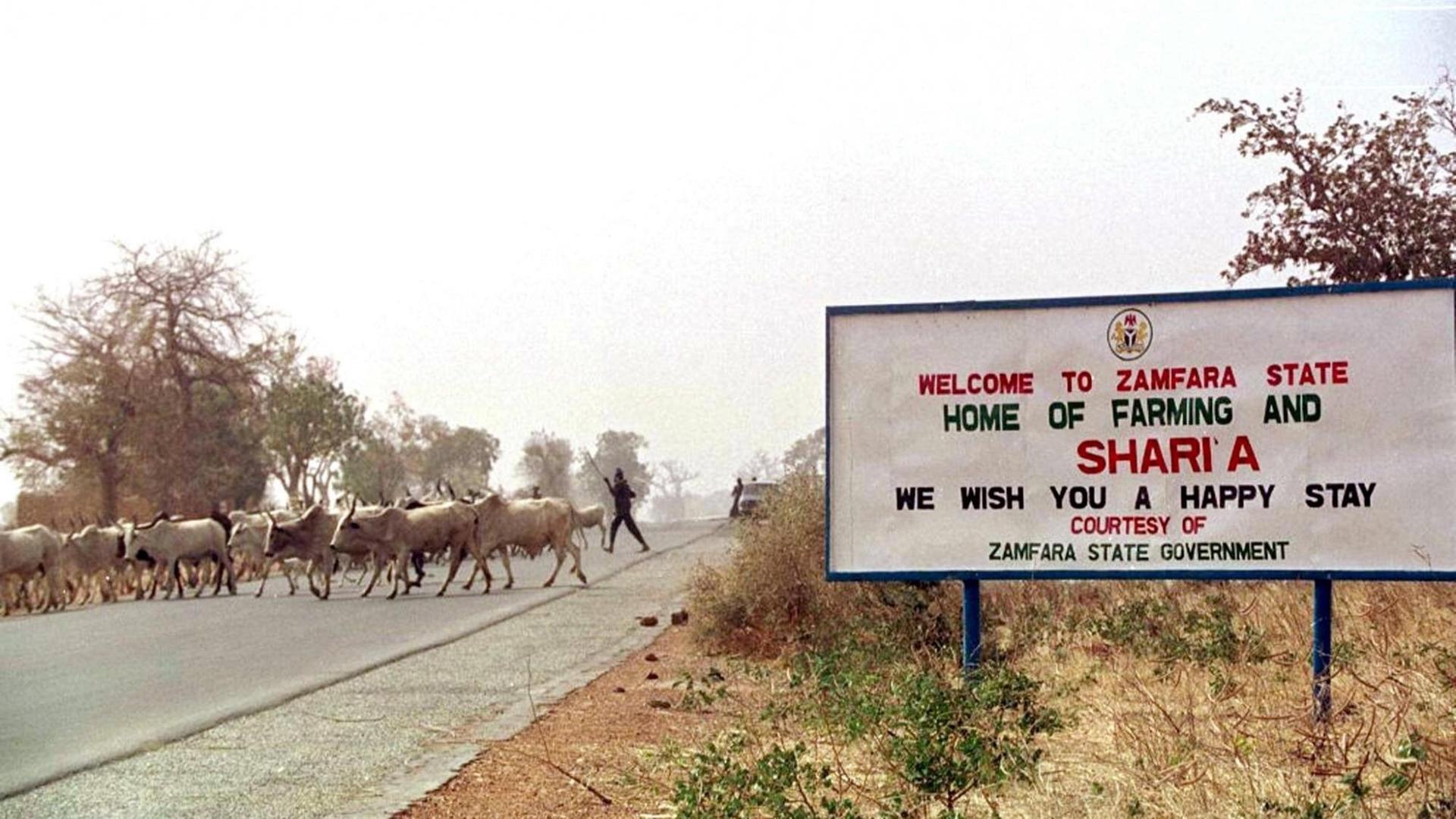 "Willkommen im Staat Zamfara, Heim der Landwirtschaft und der Scharia" steht auf einem Schild bei Gusau im Norden Nigerias "Willkommen im Staat Zamfara, Heim der Landwirtschaft und der Scharia" steht auf einem Schild bei Gusau im Norden Nigerias