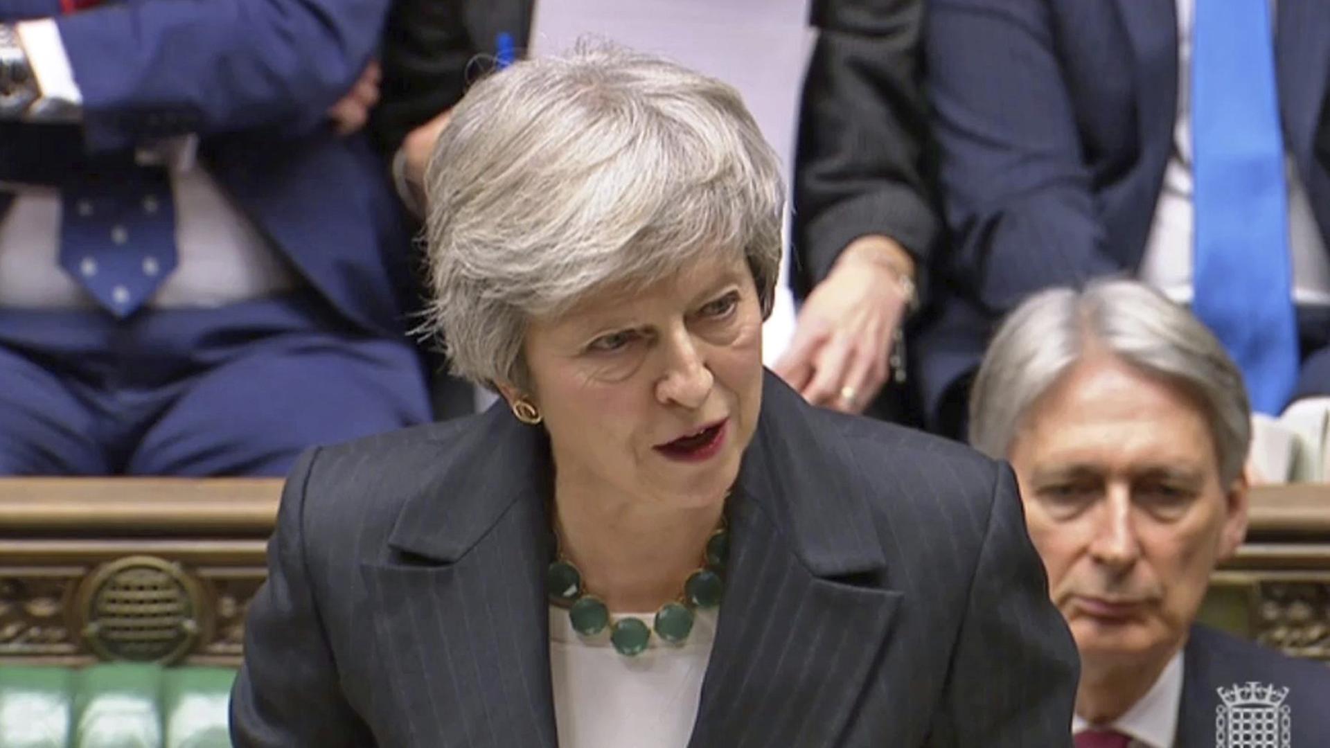Die britische Premierministerin May steht im Parlament in London vor einem Rednerpult.