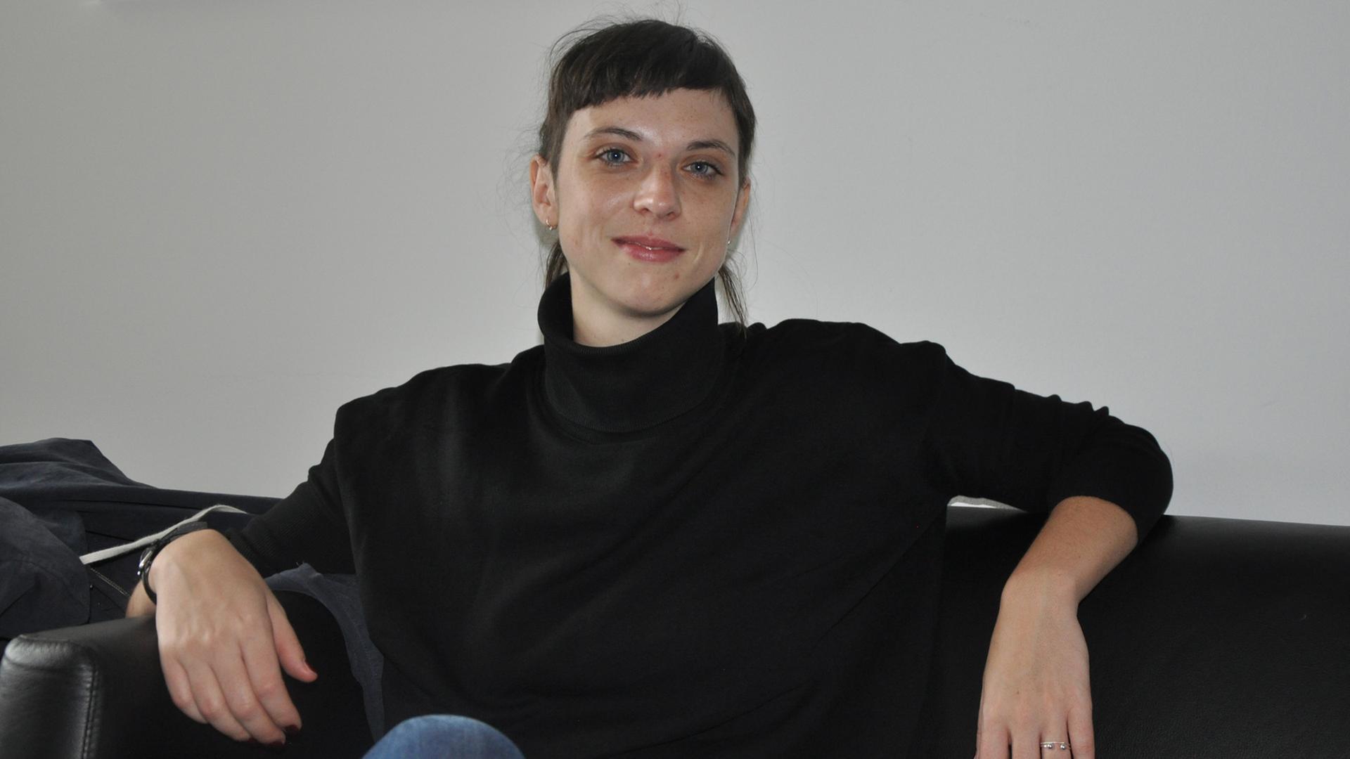 Jessica Lind, Gewinnerin des Open-Mike-Literaturwettbewerbs, im Funkhaus von Deutschlandradio Kultur Jessica Lind, Gewinnerin des Open-Mike-Literaturwettbewerbs, im Funkhaus von Deutschlandradio Kultur