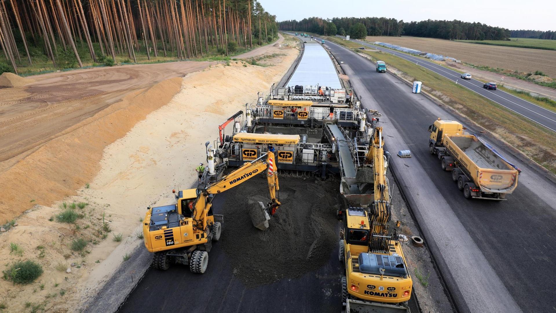 Ein Betonfertiger baut zwischen Colbitz und Dolle die Fahrbahndecke der Bundesautobahn 14. Ein Betonfertiger baut zwischen Colbitz und Dolle die Fahrbahndecke der Bundesautobahn 14.