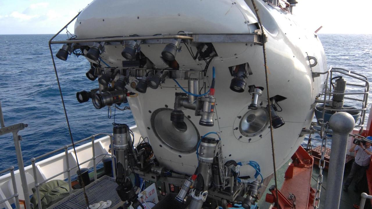 Das Tauchboot "Jiaolong" an Bord eines Forschungsschiffes nach dem Testtauchgang. Das Tauchboot "Jiaolong" an Bord eines Forschungsschiffes nach dem Testtauchgang.