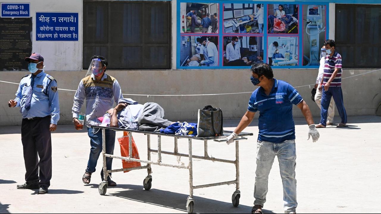 Angehörige transportieren einen an Covid-19 erkrankten Patienten aus einem Krankenhaus in Neu Delhi.
Angehörige transportieren einen an Covid-19 erkrankten Patienten aus einem Krankenhaus in Neu Delhi.