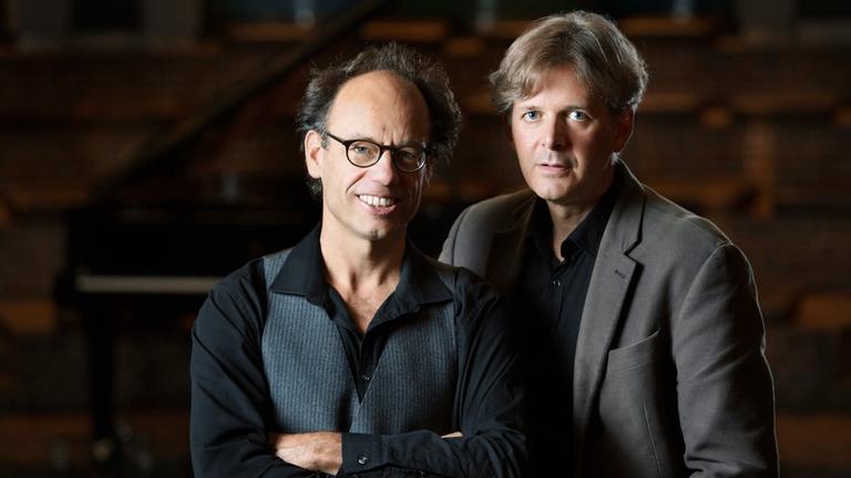 Ihr gemeinsamer Klavierlehrer brachte Andreas Grau und Götz Schumacher zusammen - inzwischen gelten sie als eines der rennomiertesten Klavier-Duos. Ihr gemeinsamer Klavierlehrer brachte Andreas Grau und Götz Schumacher zusammen - inzwischen gelten sie als eines der rennomiertesten Klavier-Duos.
