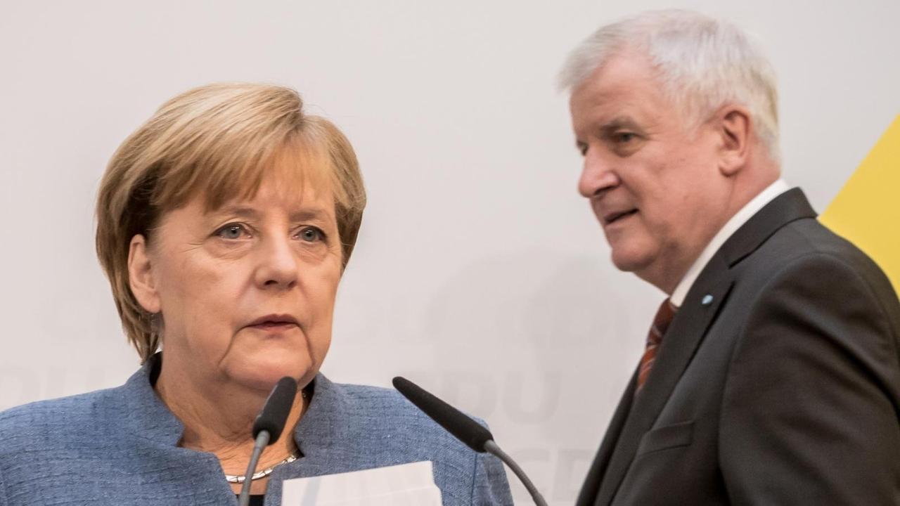 Bundeskanzlerin Angela Merkel (CDU) und Bayerns Ministerpräsident Horst Seehofer (CSU) kommen am 09.10.2017 in Berlin zur gemeinsamen Pressekonferenz im Konrad-Adenauer-Haus. Bundeskanzlerin Angela Merkel (CDU) und Bayerns Ministerpräsident Horst Seehofer (CSU) kommen am 09.10.2017 in Berlin zur gemeinsamen Pressekonferenz im Konrad-Adenauer-Haus.