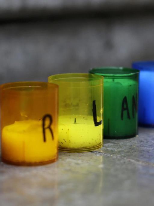 Kerzen in den Regenbogenfarben rot, orange, gelb, grün, blau und violett Kerzen in den Regenbogenfarben rot, orange, gelb, grün, blau und violett