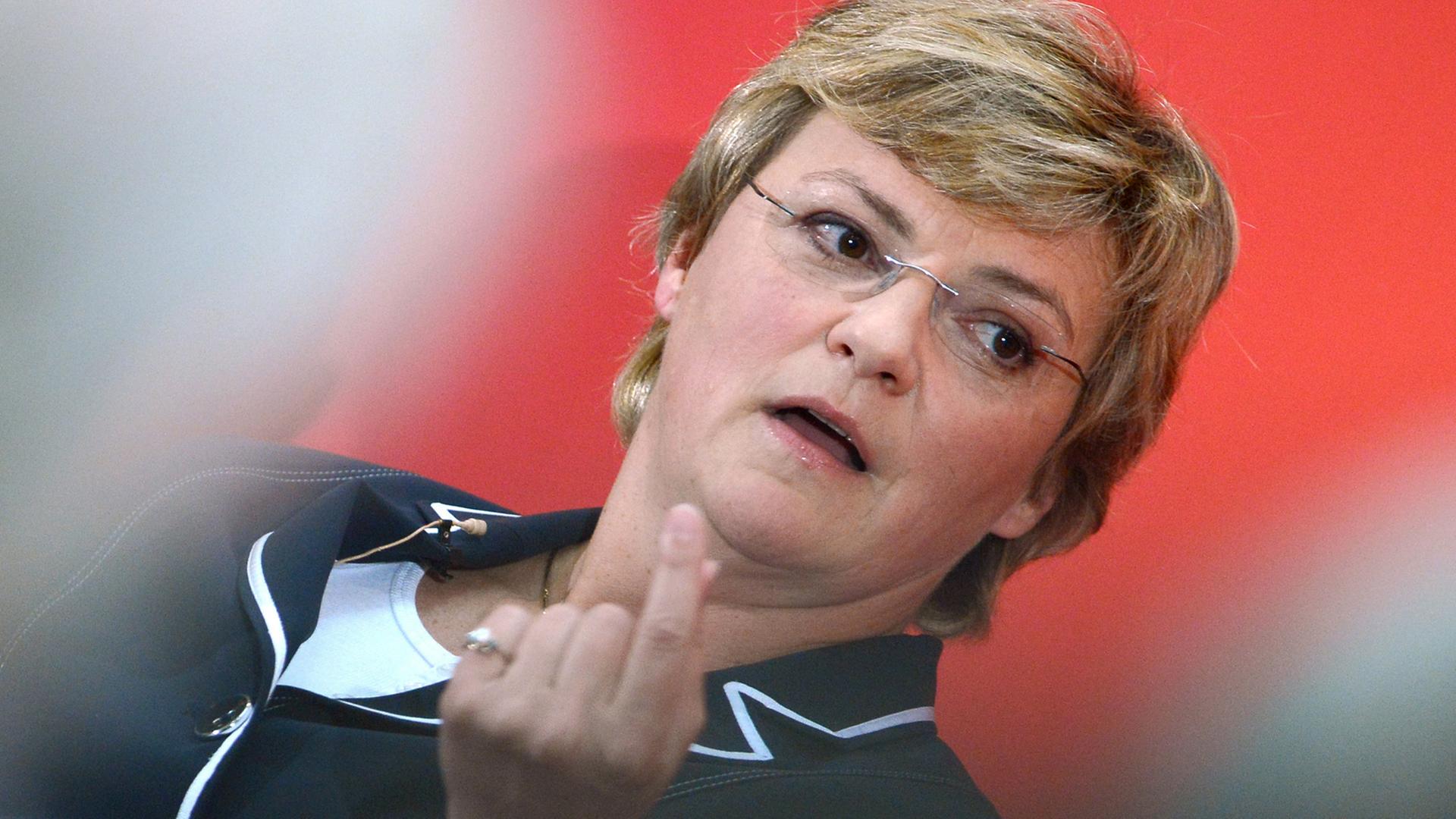Monika Hohlmeier, Tochter des ehemaligen Verteidigungsministers und Ministerpräsidenten von Bayern, Franz-Josef Strauß. Monika Hohlmeier, Tochter des ehemaligen Verteidigungsministers und Ministerpräsidenten von Bayern, Franz-Josef Strauß.