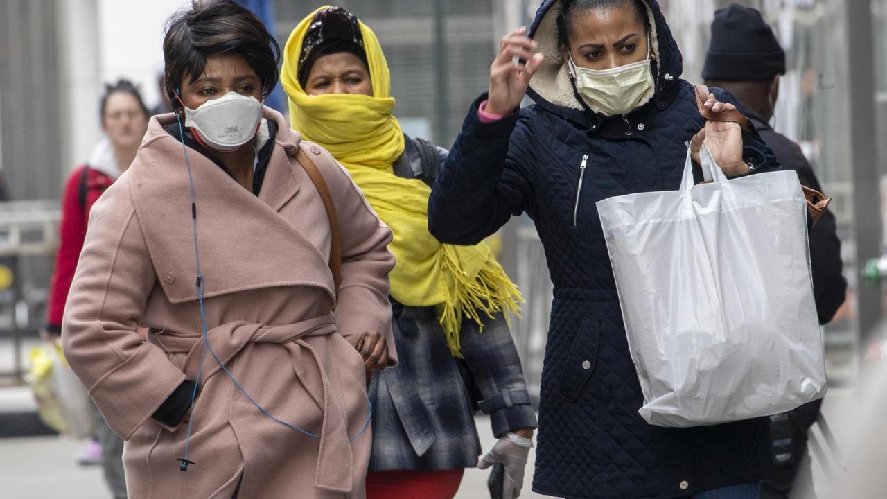 Afroamerikanische Frauen mit Gesichtsmaske oder Schal in New York City. Afroamerikanische Frauen mit Gesichtsmaske oder Schal in New York City.