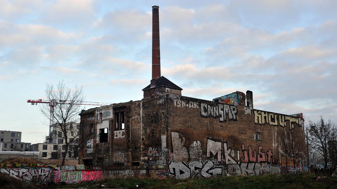 Ein Schornstein ragt am 27.12.2013 in Berlin auf dem Gelände der ehemaligen Eisfabrik an der Köpenicker Straße im Bezirk Mitte in den Himmel.