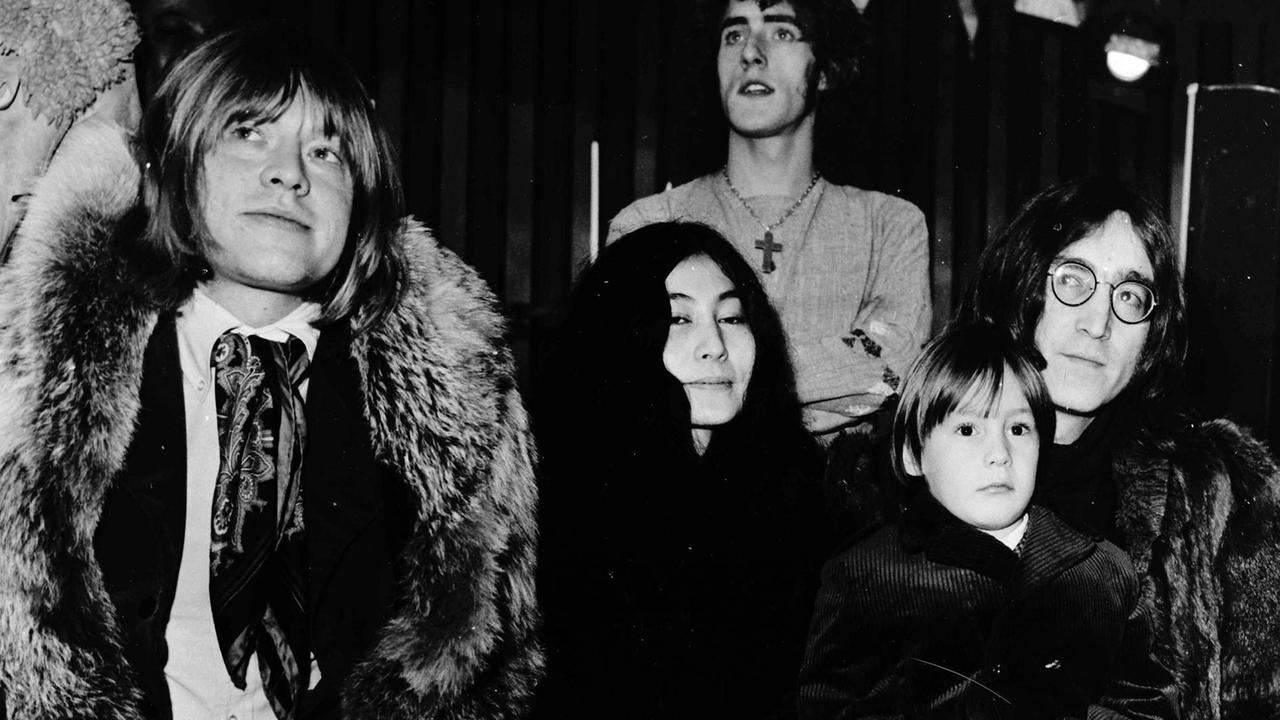 Rolling-Stones-Gitarrist Brian Jones, Künstlerin Yoko Ono, "The Who"-Sänger Roger Daltrey und Beatles-Gitarrist John Lennon mit seinem Sohn Julian im Dezember 1968 in den Internel-Studios in Wembley. Alle tragen Kleidung, die man Hippies assoziiert. Rolling-Stones-Gitarrist Brian Jones, Künstlerin Yoko Ono, "The Who"-Sänger Roger Daltrey und Beatles-Gitarrist John Lennon mit seinem Sohn Julian im Dezember 1968 in den Internel-Studios in Wembley. Alle tragen Kleidung, die man Hippies assoziiert.