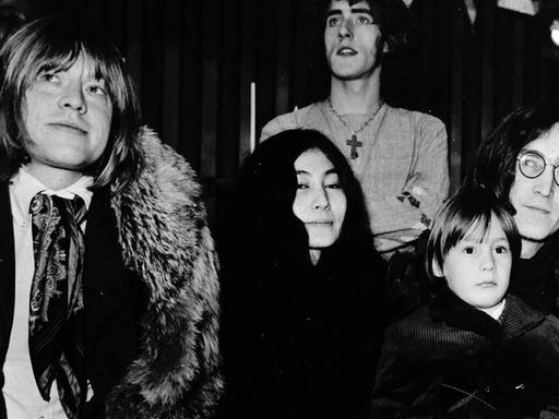 Rolling-Stones-Gitarrist Brian Jones, Künstlerin Yoko Ono, "The Who"-Sänger Roger Daltrey und Beatles-Gitarrist John Lennon mit seinem Sohn Julian im Dezember 1968 in den Internel-Studios in Wembley. Alle tragen Kleidung, die man Hippies assoziiert.