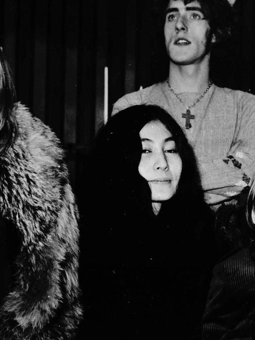 Rolling-Stones-Gitarrist Brian Jones, Künstlerin Yoko Ono, "The Who"-Sänger Roger Daltrey und Beatles-Gitarrist John Lennon mit seinem Sohn Julian im Dezember 1968 in den Internel-Studios in Wembley. Alle tragen Kleidung, die man Hippies assoziiert.