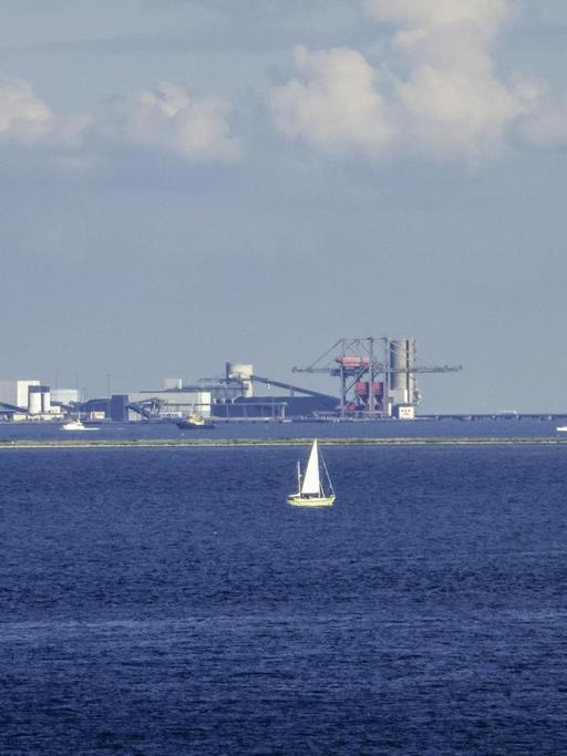 Der Tanker Minerva Zoe vor Raffinerie Kalundborg in Dänemark.
