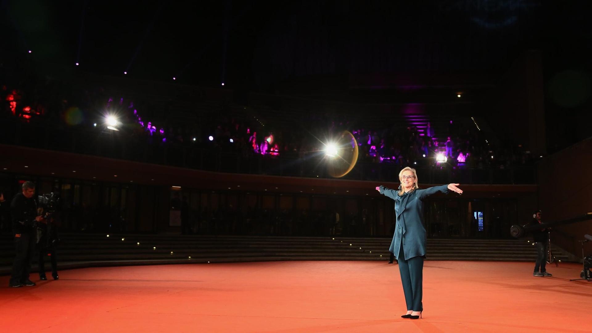 Die Schauspielerin Meryl Streep auf den roten Teppich einer Filmpremiere in Rom. Sie breitet ihre Hände aus, um die Fans und Presseleute zu begrüßen. Die Schauspielerin Meryl Streep auf den roten Teppich einer Filmpremiere in Rom. Sie breitet ihre Hände aus, um die Fans und Presseleute zu begrüßen.