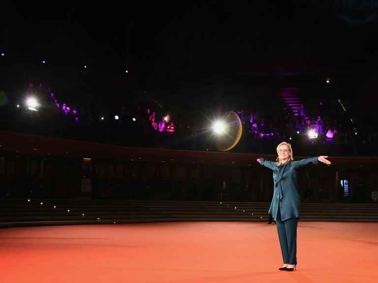 Die Schauspielerin Meryl Streep auf den roten Teppich einer Filmpremiere in Rom. Sie breitet ihre Hände aus, um die Fans und Presseleute zu begrüßen.