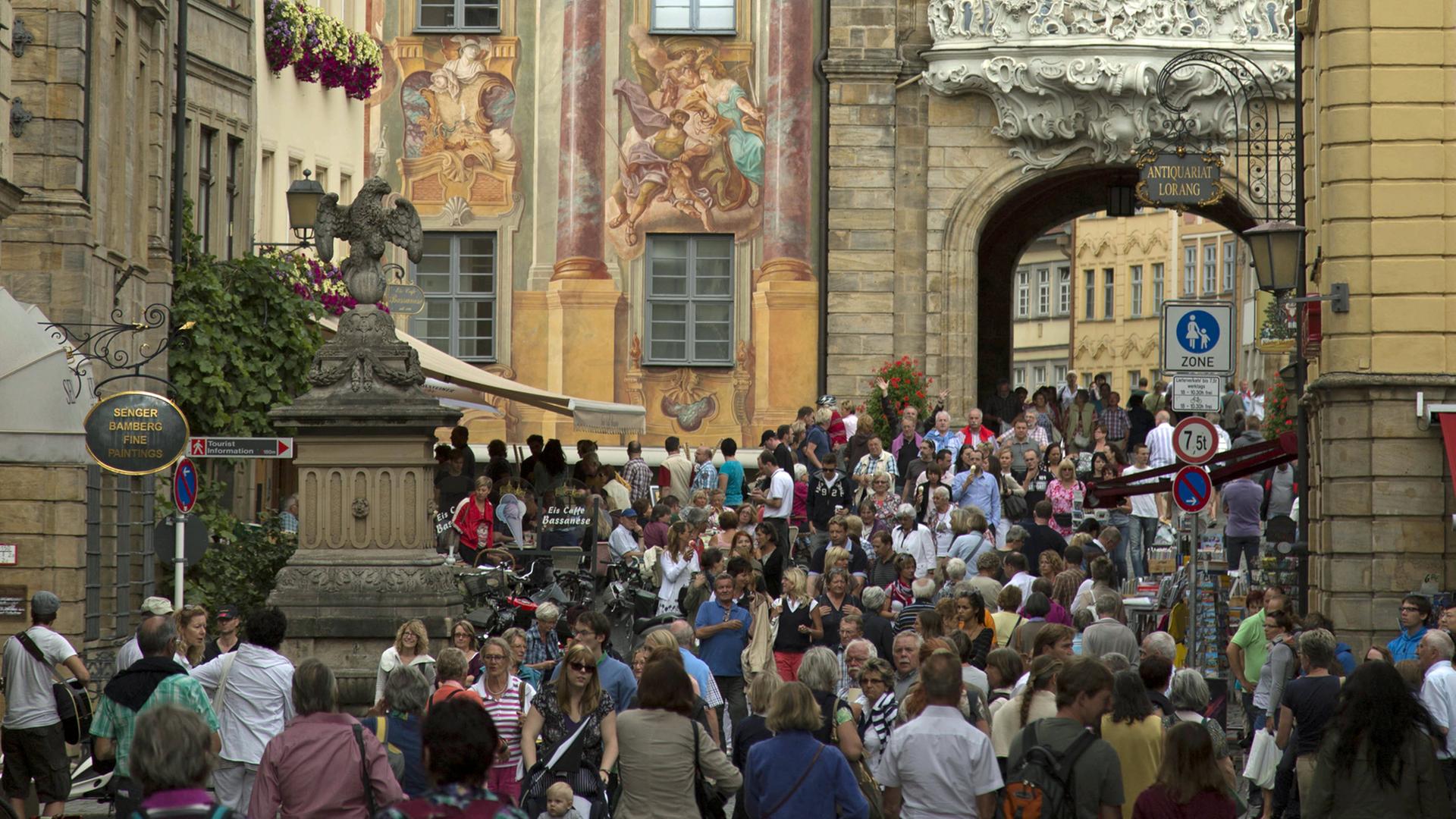 Altes Rathaus in Bamberg mit einer großen Menge von Touristen Altes Rathaus in Bamberg mit einer großen Menge von Touristen