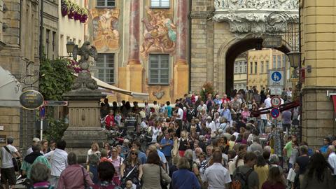 Altes Rathaus in Bamberg mit einer großen Menge von Touristen