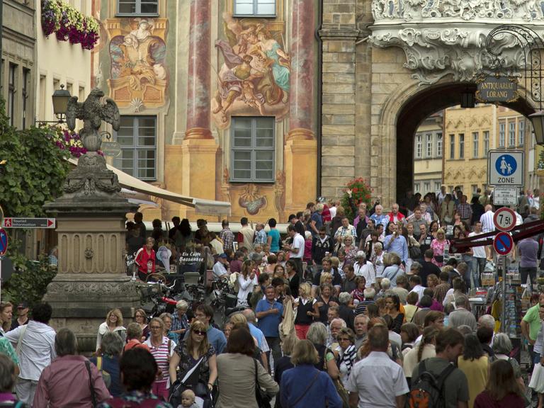 Altes Rathaus in Bamberg mit einer großen Menge von Touristen