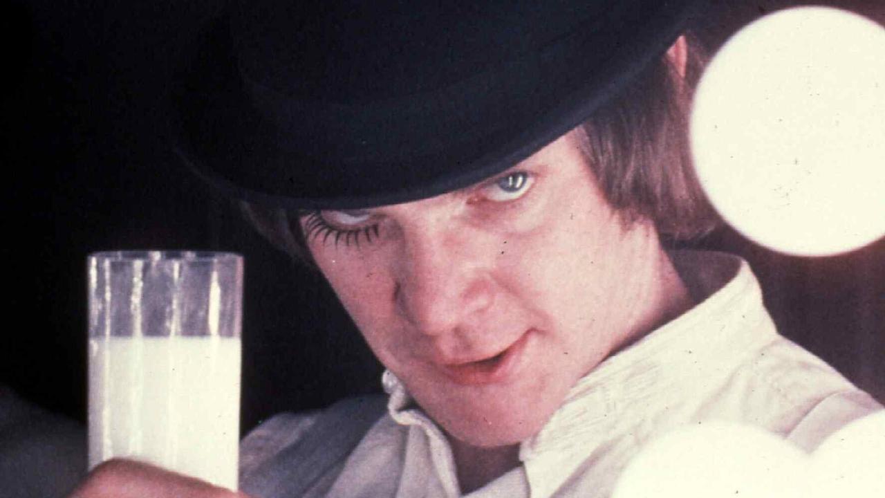 Filmszene aus Uhrwerk Orange von Stanley Kubrick zeigt Malcolm McDowell als Alex mit einem Glas Milch. Filmszene aus Uhrwerk Orange von Stanley Kubrick zeigt Malcolm McDowell als Alex mit einem Glas Milch.
