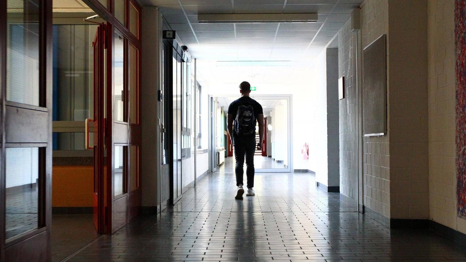Einsamer Schüler in einem Schulflur (Symbolfoto) Einsamer Schüler in einem Schulflur (Symbolfoto)