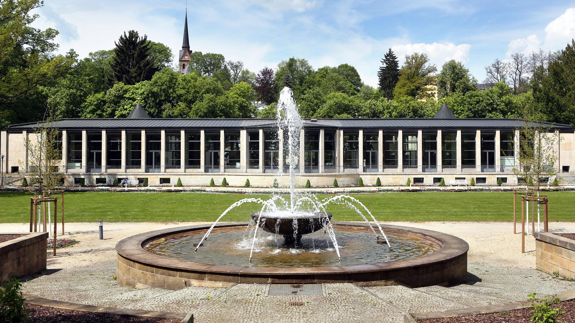 Ein Springbrunnen im Kurpark von Bad Elster in Sachsen: Bad Elster mit seinen Heilquellen ist eines der ältesten Moorbäder Deutschlands. Anfang des 19. Jahrhunderts wurden hier die ersten "Curen" angeboten. Ein Springbrunnen im Kurpark von Bad Elster in Sachsen: Bad Elster mit seinen Heilquellen ist eines der ältesten Moorbäder Deutschlands. Anfang des 19. Jahrhunderts wurden hier die ersten "Curen" angeboten.
