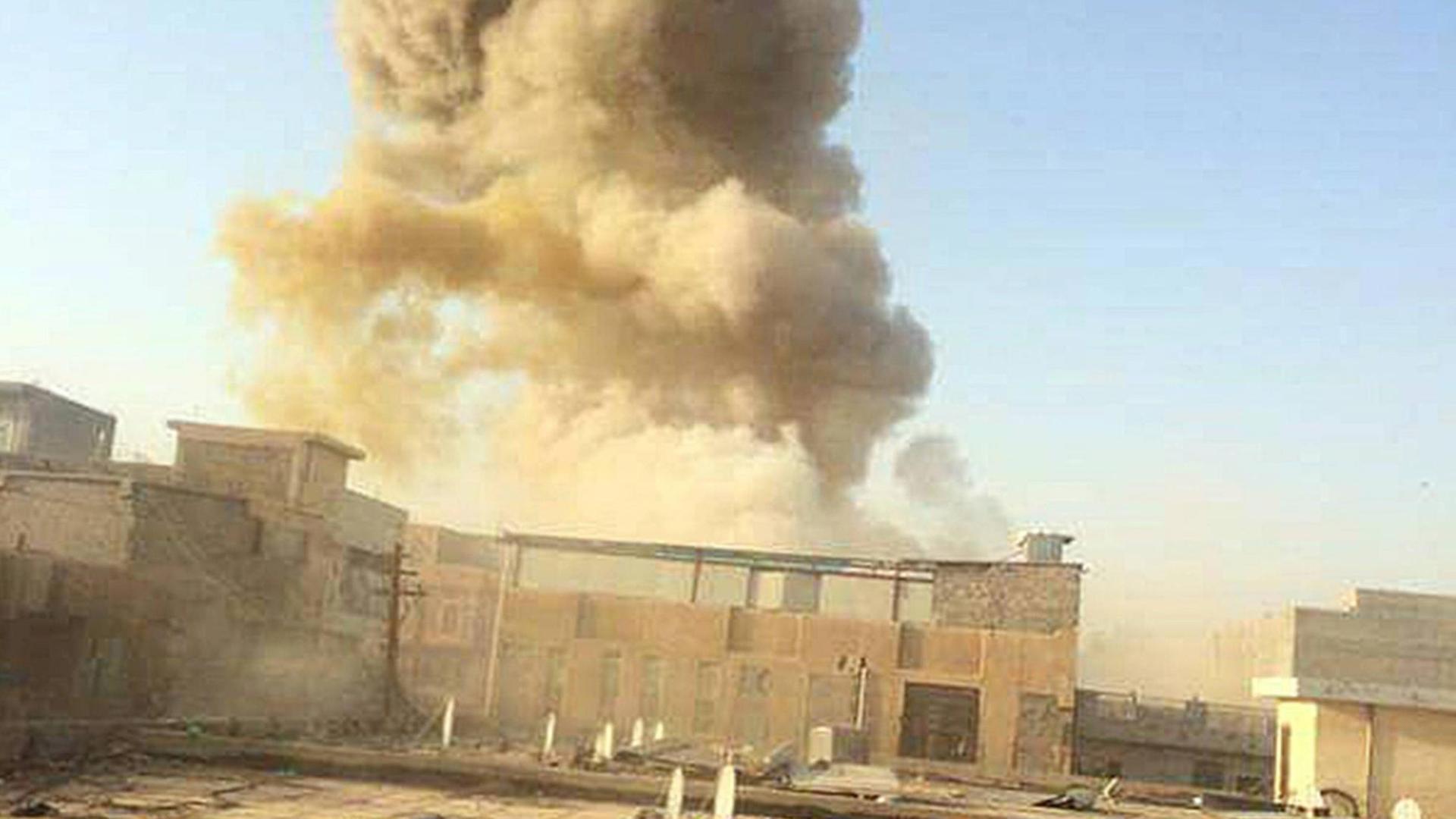 Dieses Bild zeigt nach Agenturangaben eine Explosion im irakischen Ramadi am 16. Mai 2015 Dieses Bild zeigt nach Agenturangaben eine Explosion im irakischen Ramadi am 16. Mai 2015