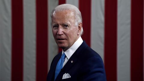 Porträt von Joe Biden vor einer US-Flagge.