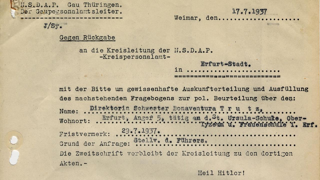 Mit Schreibmaschine ausgefüllter Fragebogen. Mit Schreibmaschine ausgefüllter Fragebogen.