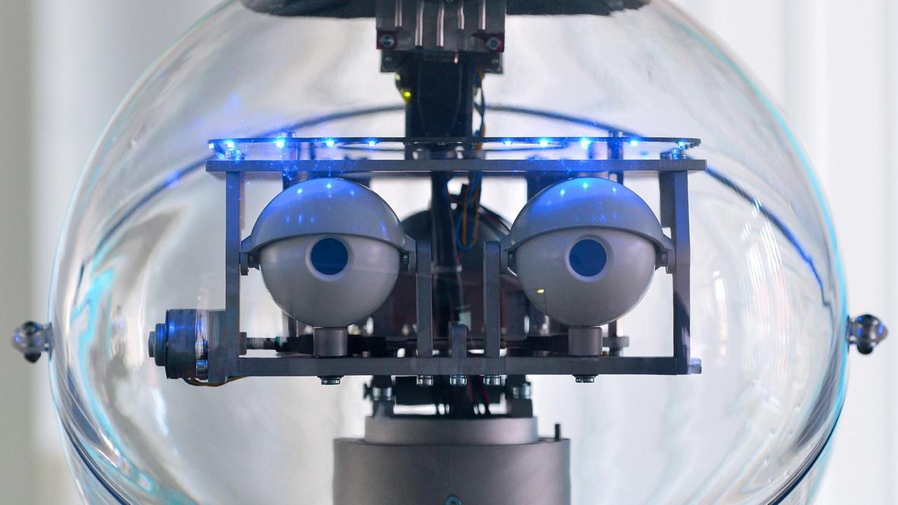 Ein Pflegeroboter für Schlaganfall-Patienten wird am 11.05.2016 in Erfurt (Thüringen) vorgestellt. Der Roboter soll helfen, wieder Laufen zu lernen. Er wurde im Rahmen eines Pilotprojektes in Ilmenau entwickelt. Die Gesamtkosten des Projektes belaufen sich den Angaben der Entwickler nach auf etwa 1,5 Millionen Euro. Foto: Martin Schutt/dpa | Verwendung weltweit Ein Pflegeroboter für Schlaganfall-Patienten wird am 11.05.2016 in Erfurt (Thüringen) vorgestellt. Der Roboter soll helfen, wieder Laufen zu lernen. Er wurde im Rahmen eines Pilotprojektes in Ilmenau entwickelt. Die Gesamtkosten des Projektes belaufen sich den Angaben der Entwickler nach auf etwa 1,5 Millionen Euro. Foto: Martin Schutt/dpa | Verwendung weltweit
