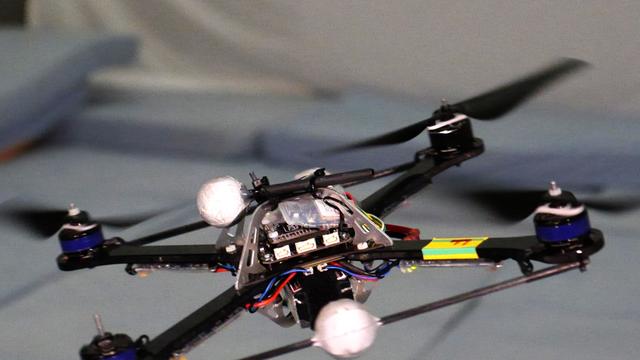 Dank einem neuen Steuerungsalgorithmus kann dieser Quadrocopter auch nach dem Verlust eines Propellers in der Luft bleiben.