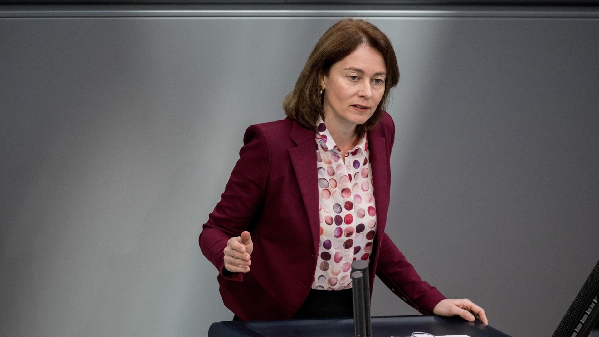 Katarina Barley (SPD), Bundesfamilienministerin, spricht im Bundestag zur Debatte zum Weltfrauentag.