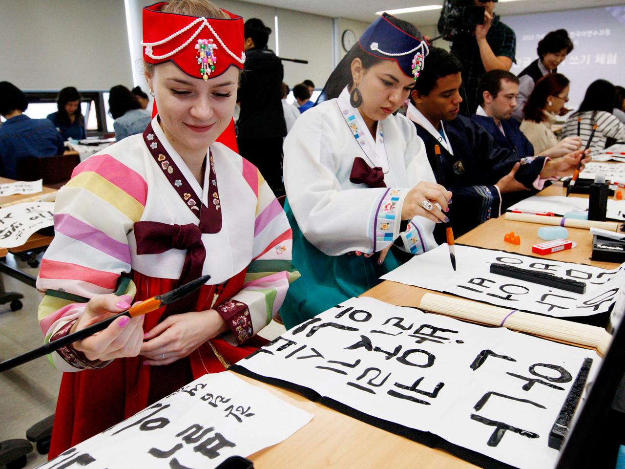 Ausländische Studenten üben am 8.10.2013 in Seoul die Hangeul-Schrift anlässlich des Tags des koreanischen Alphabets am folgenden Tag.