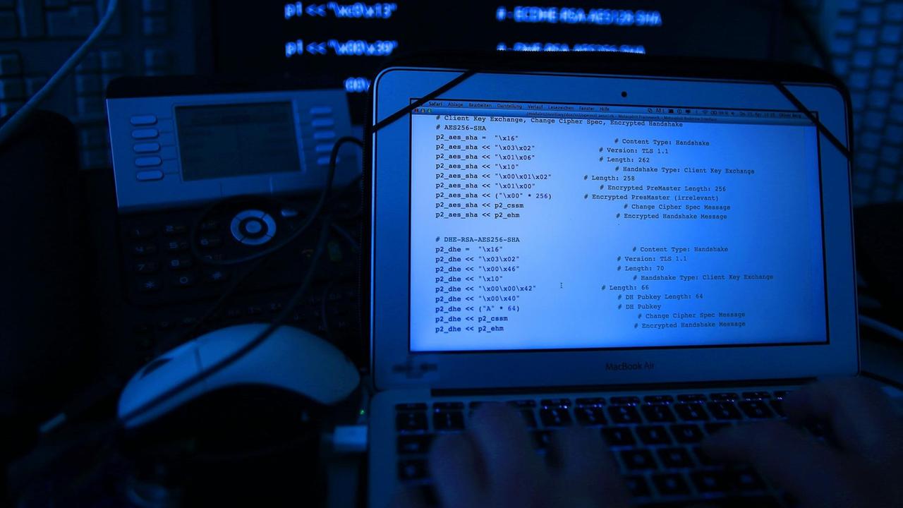 Ein Computerbildschirm leuchtet in blau mit einem Quellcode. Ein Computerbildschirm leuchtet in blau mit einem Quellcode.