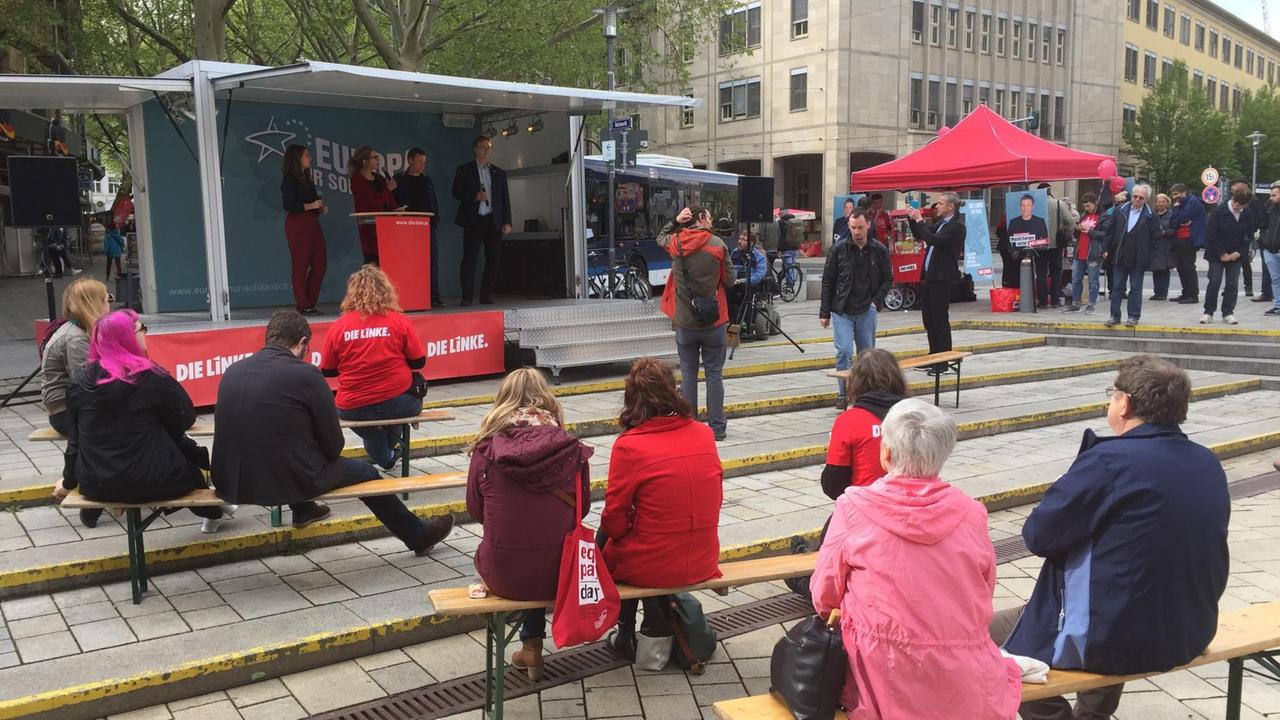 Martin Schirdewan steht bei seiner Wahlkampftour in Jena auf der Bühne. Die Bierbänke davor sind nur dünn besetzt. Martin Schirdewan steht bei seiner Wahlkampftour in Jena auf der Bühne. Die Bierbänke davor sind nur dünn besetzt.