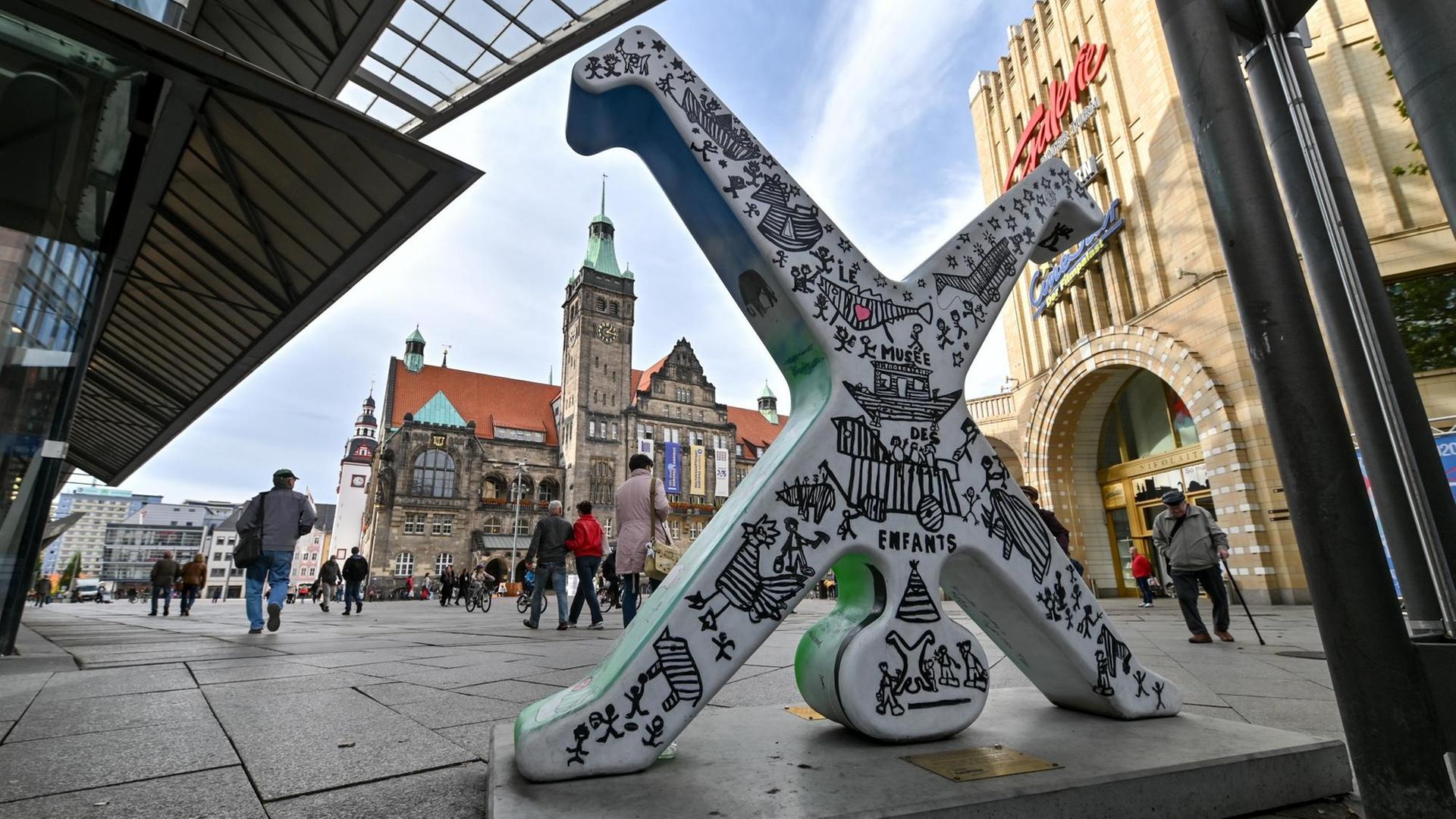 Eine Kunst-Skulptur auf dem Neumarkt in Chemnitz. 