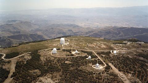 Eine Übersichtsaufnahme des Deutsch-Spanischen Astronomischen Zentrums auf dem Calar Alto