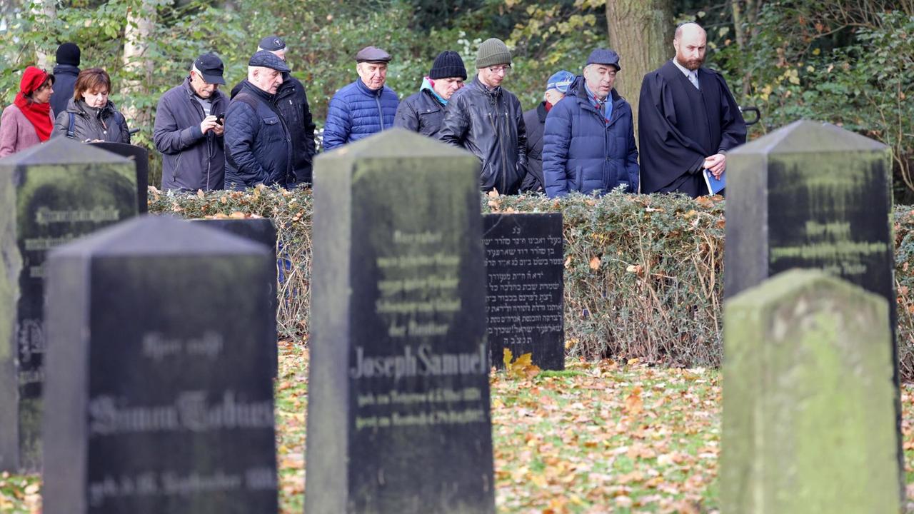 Gedenkveranstaltung anlässlich des 81. Jahrestages der Pogromnacht auf dem Jüdischen Friedhof Rostock. Gedenkveranstaltung anlässlich des 81. Jahrestages der Pogromnacht auf dem Jüdischen Friedhof Rostock.