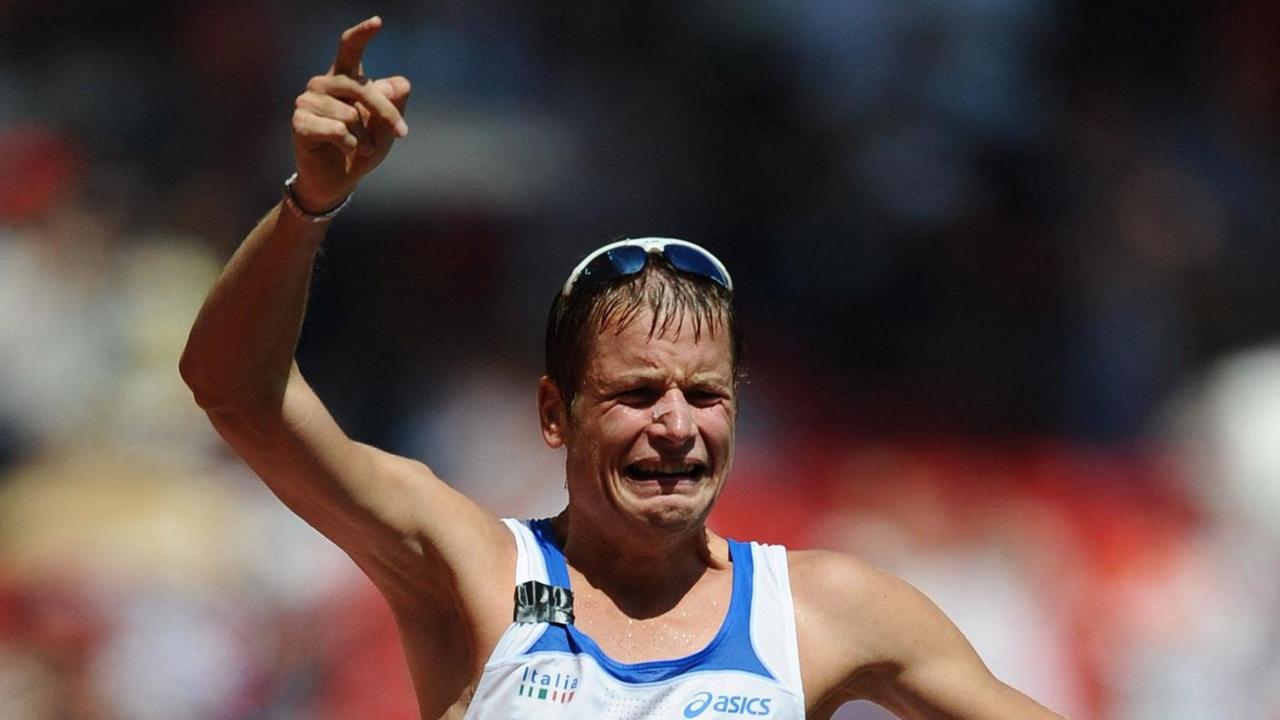 Der italienische Geher Alex Schwazer wurde 2008 Olympiasieger über die 50-Kilometer-Distanz. Der italienische Geher Alex Schwazer wurde 2008 Olympiasieger über die 50-Kilometer-Distanz.