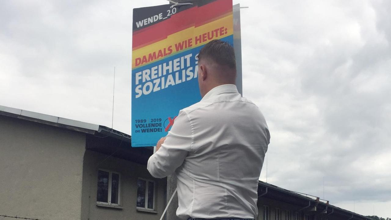 Arnd Heymann (AfD) hängt ein Wahlplakat auf. Arnd Heymann (AfD) hängt ein Wahlplakat auf.