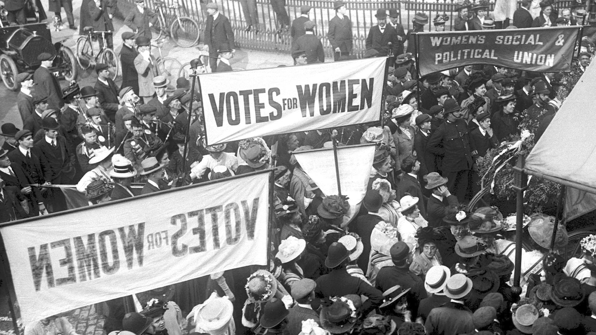 1910 demonstrieren Sufragetten vor den Londoner "Houses of Parliament". Auf ihren Plakaten steht: "Votes for Women", "Womens Social & Political Union". 1910 demonstrieren Sufragetten vor den Londoner "Houses of Parliament". Auf ihren Plakaten steht: "Votes for Women", "Womens Social & Political Union".