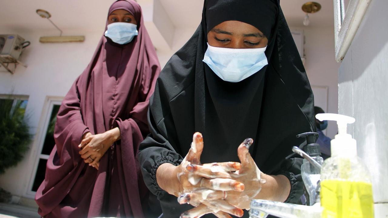Somalische Frauen werden in Hygienemaßnahmen unterwiesen. Gründliches Händewaschen soll die Infektionsgefahr verringern.