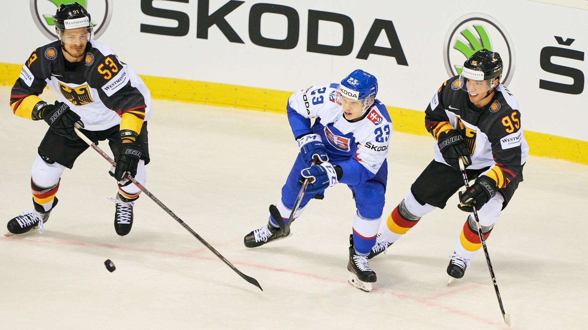 Das Foto zeigt eine Szene aus dem WM-Spiel Deutschland gegen Slowakei. Zu sehen sind Simon Sezemsky und Frfederik Tiffels (beide Deutschland) im Kampf gegen Adam Liska (Slowakei). Das Foto zeigt eine Szene aus dem WM-Spiel Deutschland gegen Slowakei. Zu sehen sind Simon Sezemsky und Frfederik Tiffels (beide Deutschland) im Kampf gegen Adam Liska (Slowakei).
