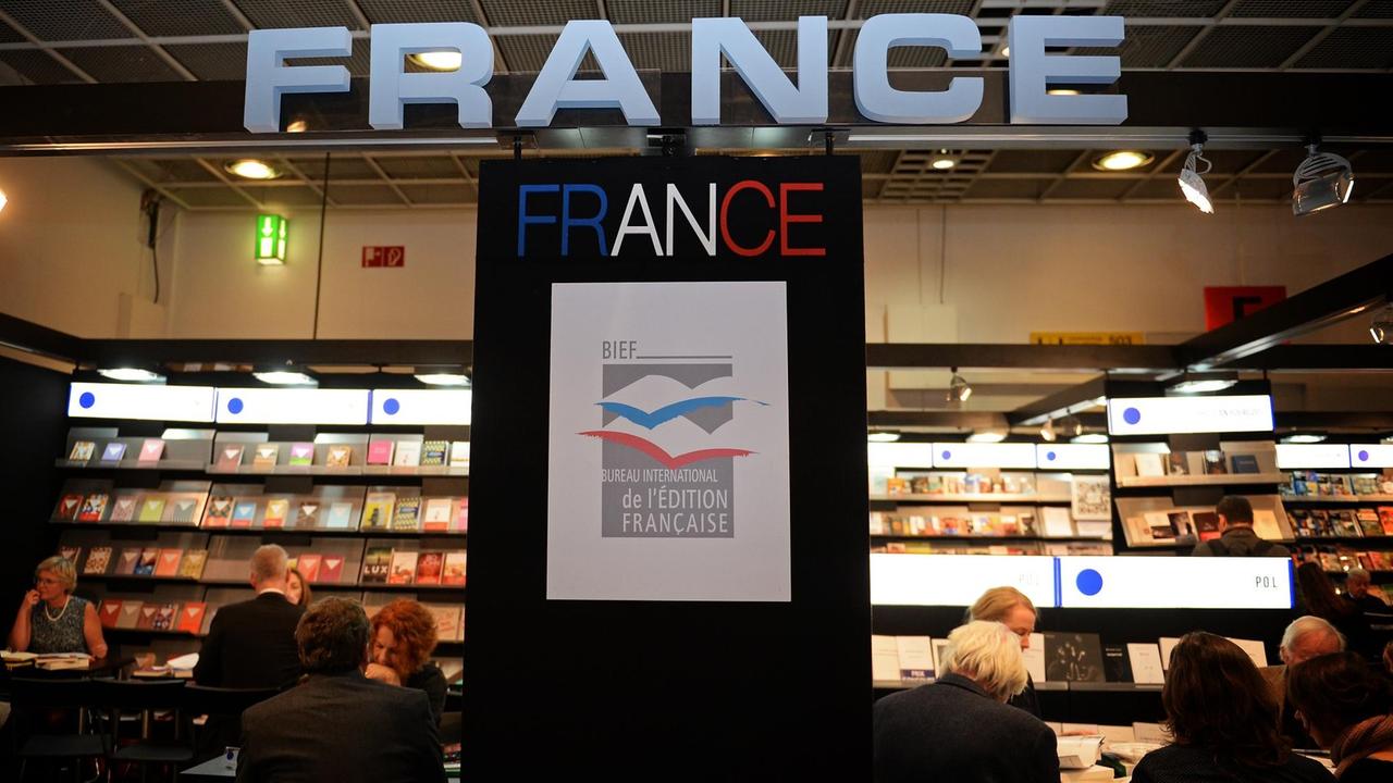 Besucher sitzen am 19.10.2016 auf der Buchmesse in Frankfurt am Main (Hessen) an einem Stand in dem Bereich der Messe, in dem sich Verlage aus Frankreich präsentieren. Frankreich ist im Jahr 2017 Ehrengast der Buchmesse.